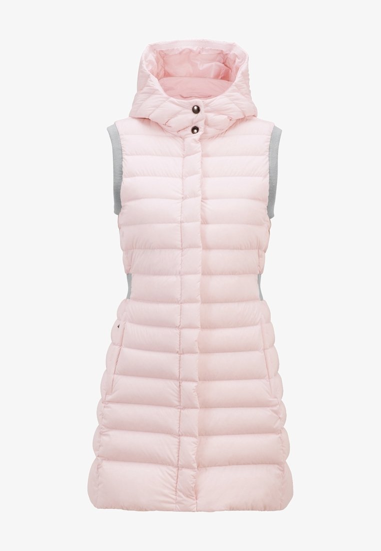 Różowa kamizelka z wypełnieniem, z wysokim kołnierzem, bez rękawów, poziomym pikowaniem oraz szarymi bocznymi panelami. Zapięta na dwa guziki.