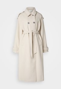 Kremfarget trenchcoat laget av mykt stoff, med belte i midjen, dobbeltspent front og to sidelommer.