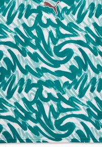 Motif abstrait de coups de pinceau bleu sarcelle et blanc sur tissu avec un petit logo Puma marron près du centre supérieur.