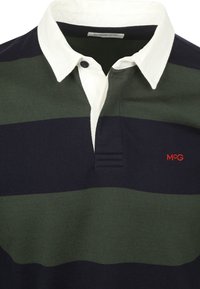 Heren polo shirt met groene en marineblauwe horizontale strepen, met een witte kraag, een twee-knoopsluiting en een rood geborduurd logo op de borst.
