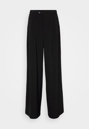 Pantalons larges noirs en tissu lisse, dotés d'une fermeture à bouton, de plis sur le devant et d'une taille haute.