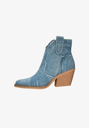 Niebieskie dżinsowe botki za kostkę z wąskim noskiem, zniszczoną teksturą i drewnianym, warstwowym obcasem. Posiadają boczne pętle ułatwiające zakładanie.