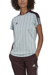 T-shirt de sport bleu clair avec des rayures verticales bordeaux. Présente un col rond et des accents bordeaux sur les manches. Fabriqué à partir d'un matériau évacuant l'humidité.