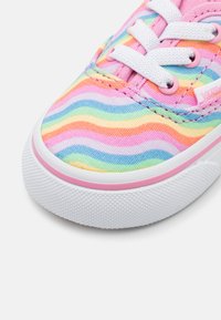 Vans AUTHENTIC ELASTIC LACE UNISEX - Sapatilhas - begonia pink/true white