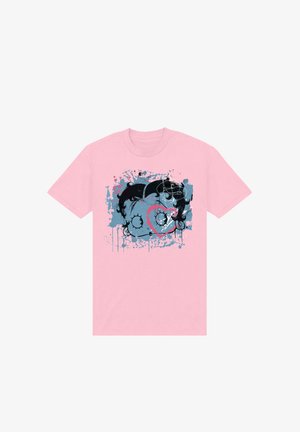 Lyserød bomulds t-shirt med et grafisk tryk af en karakters ansigt omgivet af blå og røde malingspletter. Korte ærmer, rund halsudskæring.