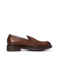 Καφέ δερμάτινο παπούτσι τύπου penny loafer με χαμηλό στιβαρό τακούνι και στρογγυλεμένη μυτούλα, εμφανιζόμενο από την εσωτερική πλευρά σε λευκό φόντο.