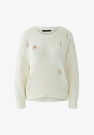 Off-white gebreide trui met ronde hals en opzettelijke versleten gaten die beige stof eronder onthullen.