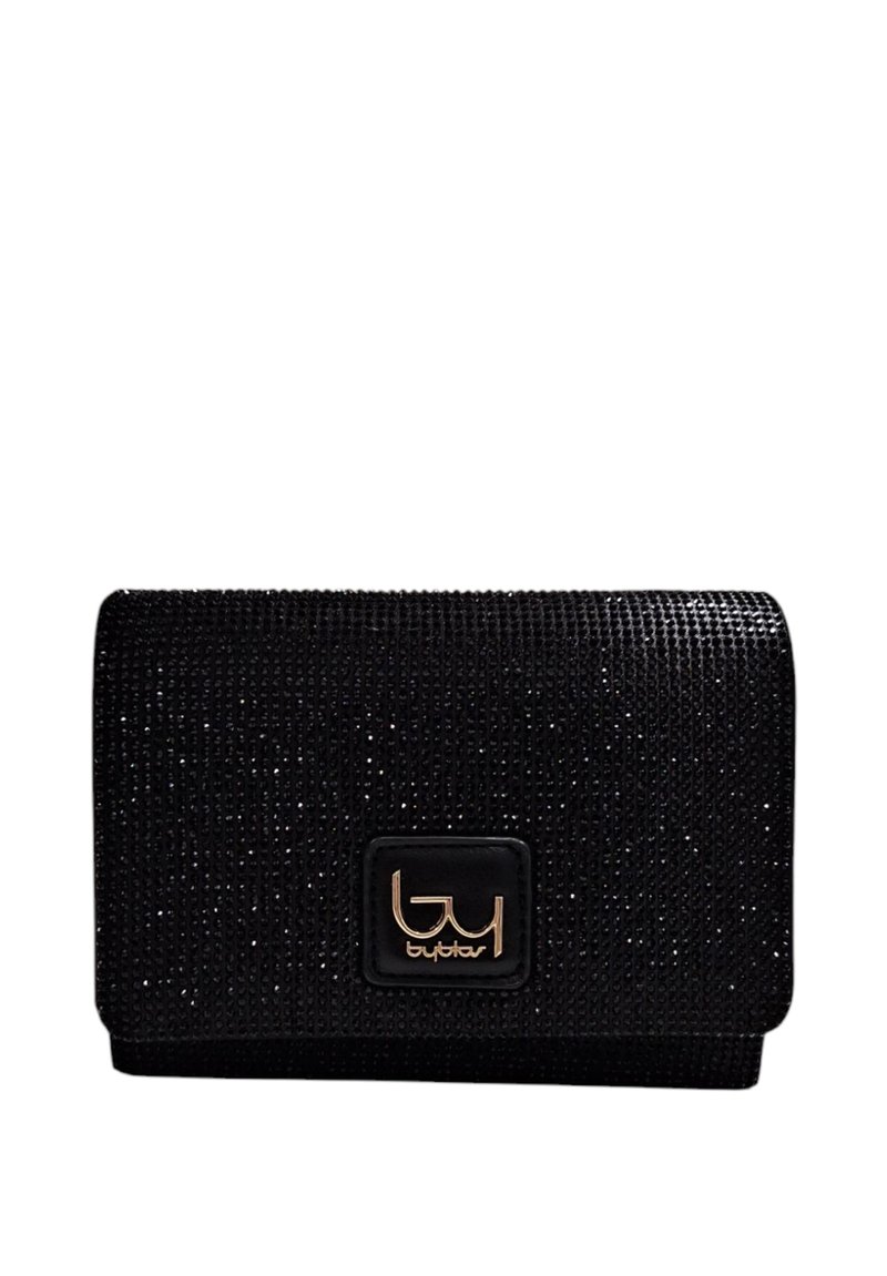 Borsa a pochette nera in materiale testurizzato e scintillante. Presenta una forma rettangolare e una placca con logo dorato sul davanti. Design compatto.