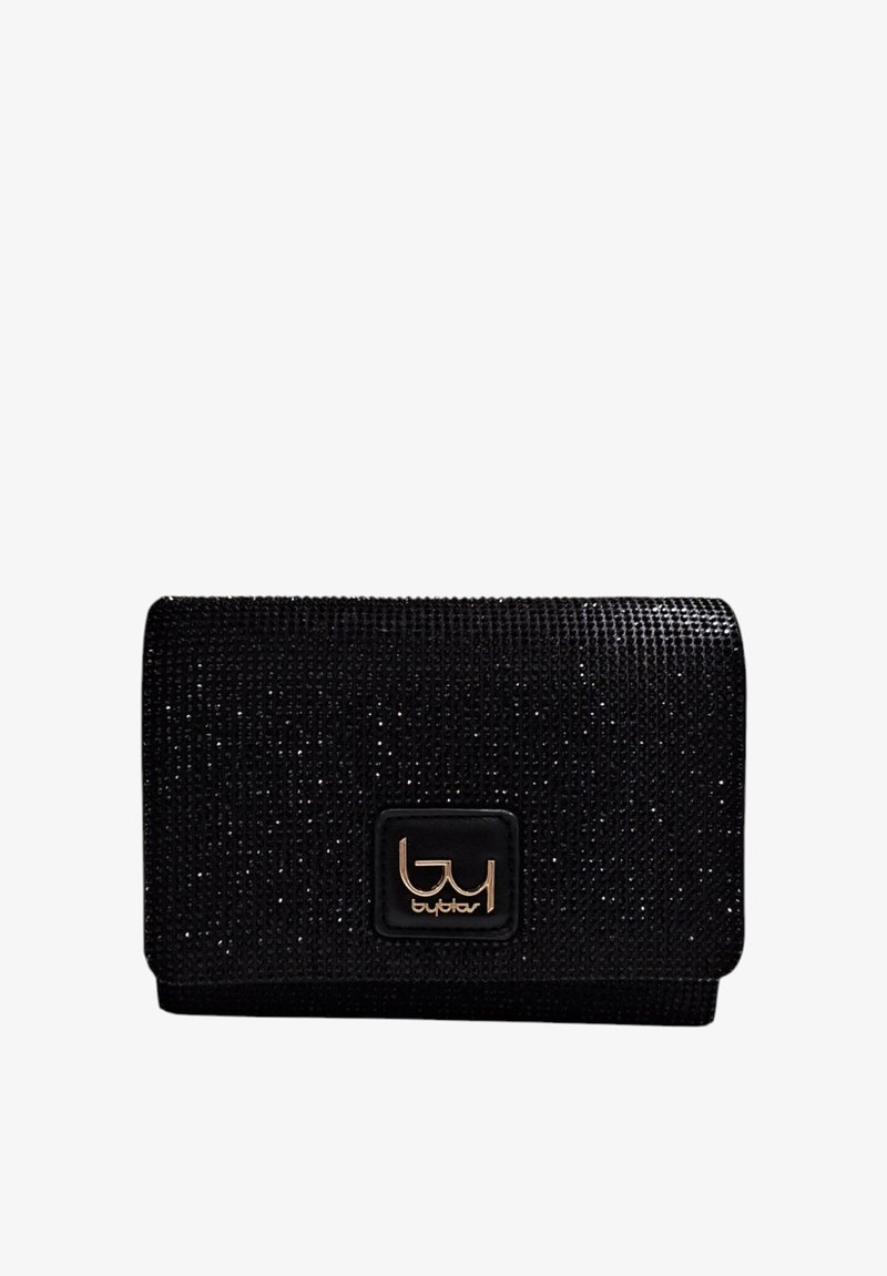 Borsa a pochette nera in materiale testurizzato e scintillante. Presenta una forma rettangolare e una placca con logo dorato sul davanti. Design compatto.