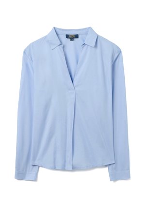 Blusa de manga larga azul claro con cuello, abertura en V y sin botones visibles, mostrada sobre un fondo blanco.