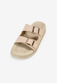 Sandalia de slide beige con dos correas ajustables, hebillas en tono dorado, plantilla texturizada y detalle de suela estilo yute trenzado.