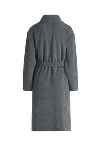 Peignoir gris texturé avec col, manches longues et ceinture à la taille ; présente un matériau bouclé et un design uni.