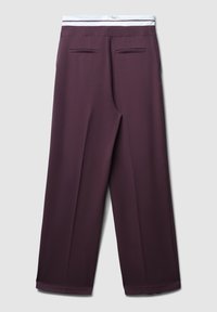Hochtaillierte weit geschnittene Hose in tiefem Pflaumenton mit weißem elastischem Bund und aufgesetzten Gesäßtaschen, flach auf grauem Hintergrund ausgelegt.