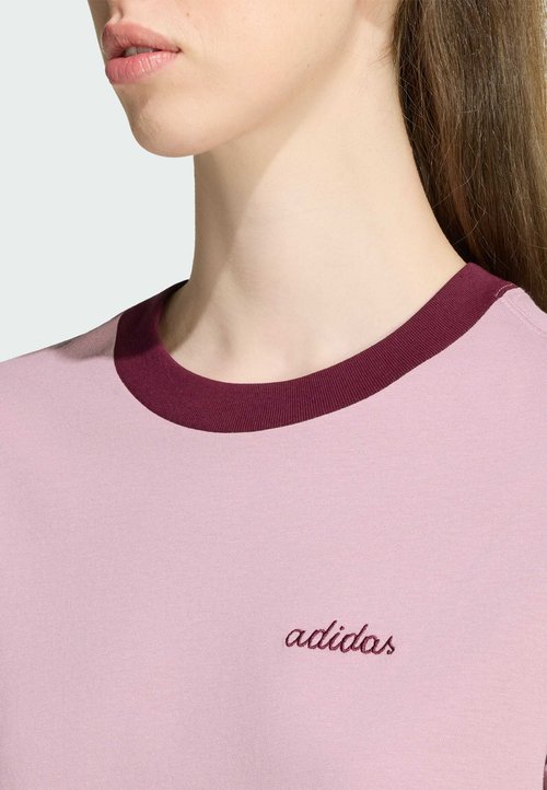 adidas SPORTSWEAR SEASONAL ESSENTIALS COLORPOP T-SHIRT WITH EMBROIDERED GRAPHIC - Basic T-shirt - magic mauve maroon — foto 2