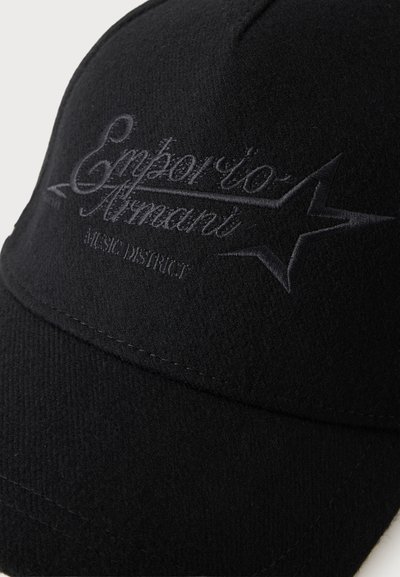 Μαύρο καπέλο με κεντημένο κείμενο "Emporio Armani" και σχέδιο με αστέρι στην μπροστινή πλευρά.