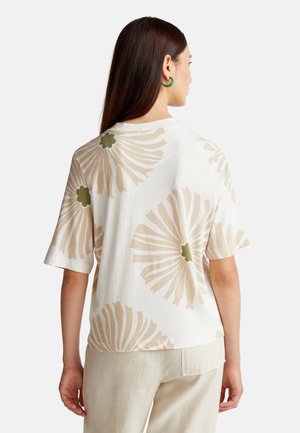 Weißes T-Shirt mit kurzen Ärmeln, verziert mit beigen Blumenmustern und grünen Akzenten. Hergestellt aus weichem Stoff mit lässiger Passform und rundem Halsausschnitt.