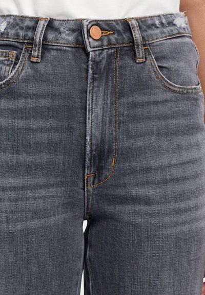 Jeans din denim cu talie înaltă, de culoare gri închis, cu cusături din cupru. Are cinci buzunare și o închidere cu buton frontal. Textură netedă, ușor decolorată.