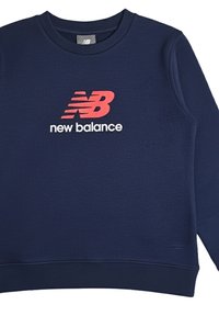 Felpa blu navy realizzata in misto cotone, con collo a giro, polsini a coste e logo "New Balance" rosso e bianco sul davanti.
