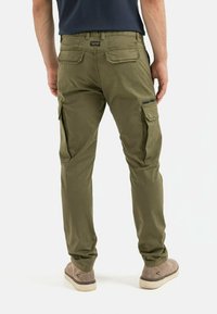 Olijf groene cargo broek heeft een rechte pasvorm, meerdere zakken waaronder zijzakken met ritssluiting, en een soepele katoenmix textuur.