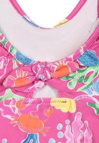 Costume da bagno per bambini rosa con una stampa acquatica colorata di granchi e alghe, spalline sottili e un accento annodato sul retro.