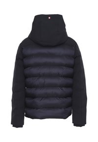 Giacca a vento blu navy con un design imbottito, cappuccio grande e maniche nere. Presenta un piccolo logo rosso nella parte alta della schiena. Texture liscia.