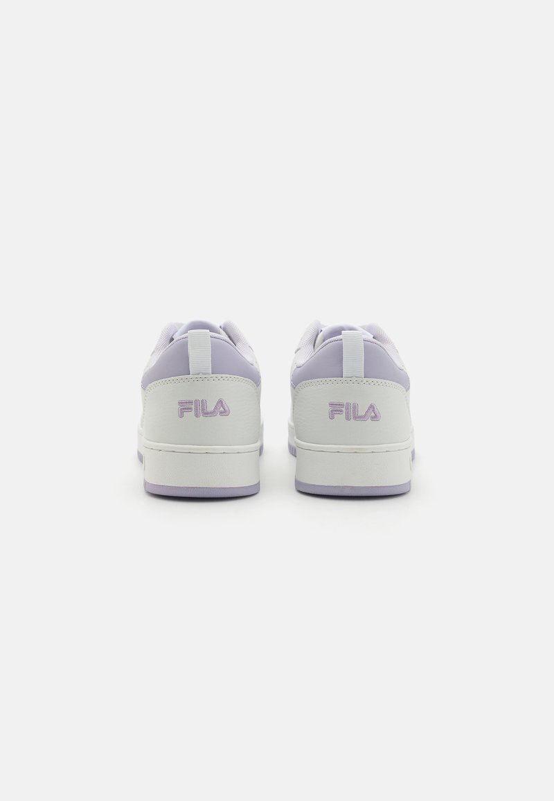 Białe i lawendowe sneakersy FILA, z niskim designem, gładkim skórzanym materiałem, teksturowanymi akcentami i wyściełanym kołnierzem.