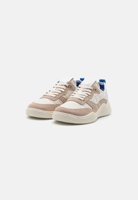 Baskets en daim beige et mesh avec des accents blancs, semelle en caoutchouc texturée et doublure intérieure bleue. Elles disposent de lacets blancs et d'un bout rond.