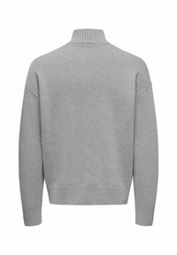 Pull gris clair en maille avec un col montant, des manches larges et un ourlet côtelé. La texture est douce avec un motif subtil.