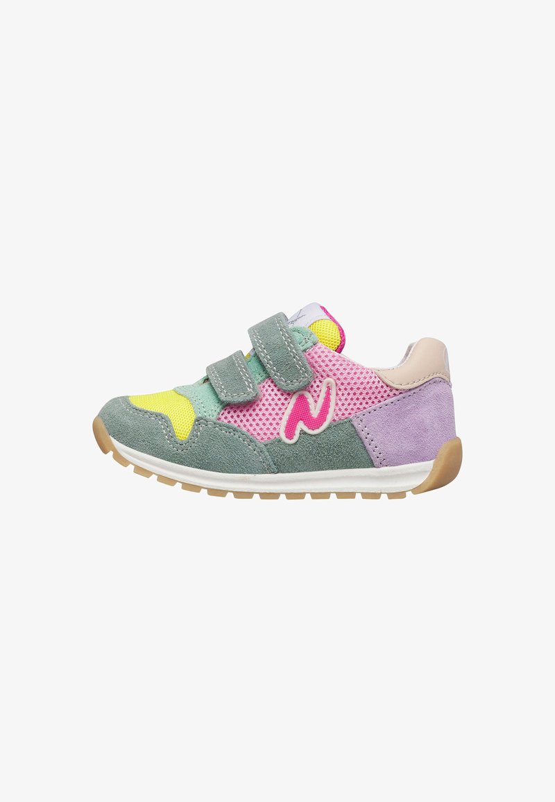 Baskets pour enfants avec double fermeture velcro, en daim vert, maille rose, accents jaunes, et talon violet clair sur une semelle blanche.