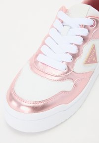 Weiße Sneaker mit metallisch roségoldenen Akzenten, ausgestattet mit strukturiertem Panel, weißen Schnürsenkeln und einem kleinen Logodreieck an der Seite.