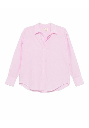 Camicia rosa chiaro a maniche lunghe con sottili righe verticali, colletto e orlo curvo, distesa su sfondo bianco.