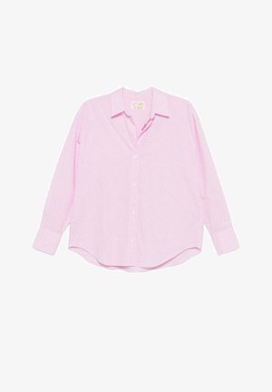 Chemise rose clair à manches longues avec de fines rayures verticales, col avec revers et ourlet arrondi, posée à plat sur fond blanc.