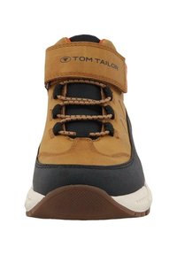 Brązowe i czarne trampki dla dzieci z rzepem i elastycznymi sznurówkami, z logo "Tom Tailor" na pasku, widok z przodu.