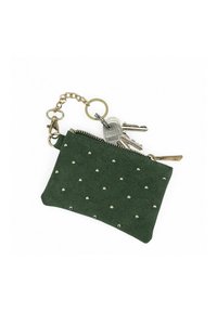 Porte-clés en velours vert foncé avec des clous dorés, une fermeture éclair et un porte-clés doré attaché portant trois clés en argent.