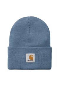 Gorro de punto azul con puño doblado y un pequeño parche rectangular que muestra el logotipo de Carhartt en naranja y blanco.
