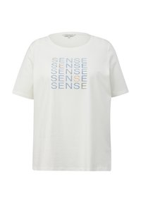 Valkoisesta puuvillasta valmistettu lyhythihainen t-paita, jossa on päällekkäin aseteltu "SENSE"-teksti eri väreissä. Rentoa mittasetupaa ja pyöreä kaula-aukko.