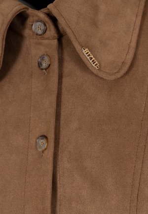 Bruin suède shirt met een kraag, voorzien van vier knoopsluitingen en een goudkleurige accent bij de hals. Zachte textuur, gladde afwerking.