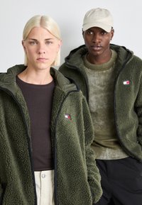 Tommy Jeans BADGE ZIP UNISEX - Hoodie - fatigue green