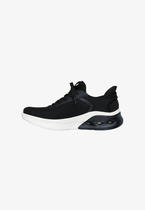 Schwarzer athletischer Sneaker mit einem strukturierten Mesh-Obermaterial, weißer Zwischensohle und gepolstertem Kragen. Mit sichtbarer Luftpolsterung in der Sohle.