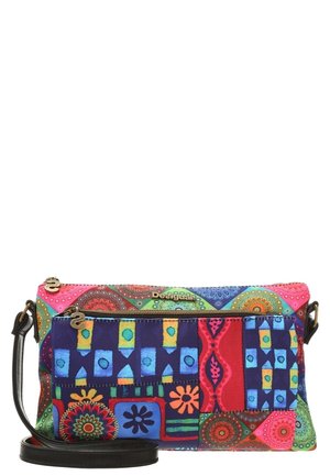 Sac bandoulière patchwork coloré avec motifs géométriques et floraux, bandoulière noire réglable et plusieurs compartiments zippés.