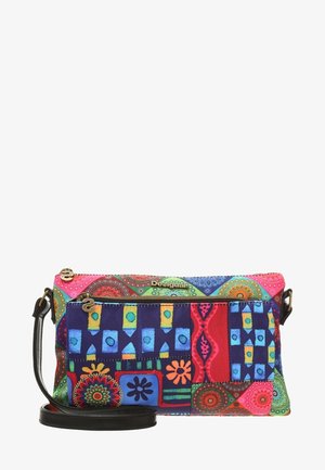 Farverig patchwork crossbody taske med geometriske og blomstrede mønstre, sort justerbar rem og flere lynlåslommer.