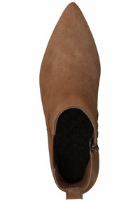 Bruine suède enkellaars met een spitse neus, zijrits en een geaccentueerde zwarte binnenzool. Gladde afwerking met een slanke silhouet.
