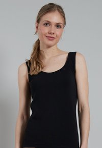 Zwarte tanktop gemaakt van rekbare stof, met een ronde hals en brede schouderbanden, met een aansluitend ontwerp en een gladde textuur.
