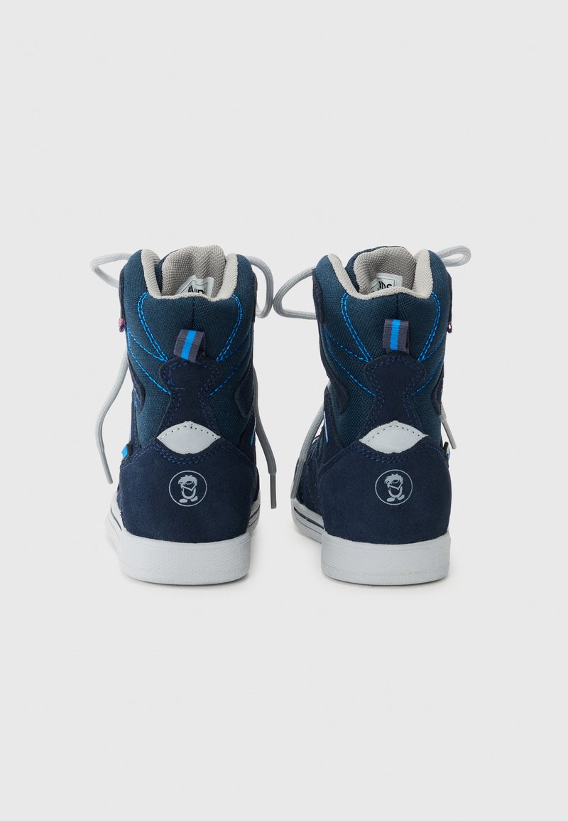 Hochschuh-Sneaker in Marineblau und Hellgrau. Aus Stoff und Wildleder gefertigt, mit kontrastierenden Nähten, Logodetails und Schnürverschluss.