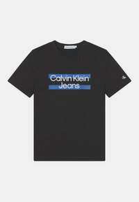 Camiseta de algodón negra con el texto 'Calvin Klein Jeans' en blanco y azul en la parte frontal, cuello redondo y mangas cortas con un acento de logo.