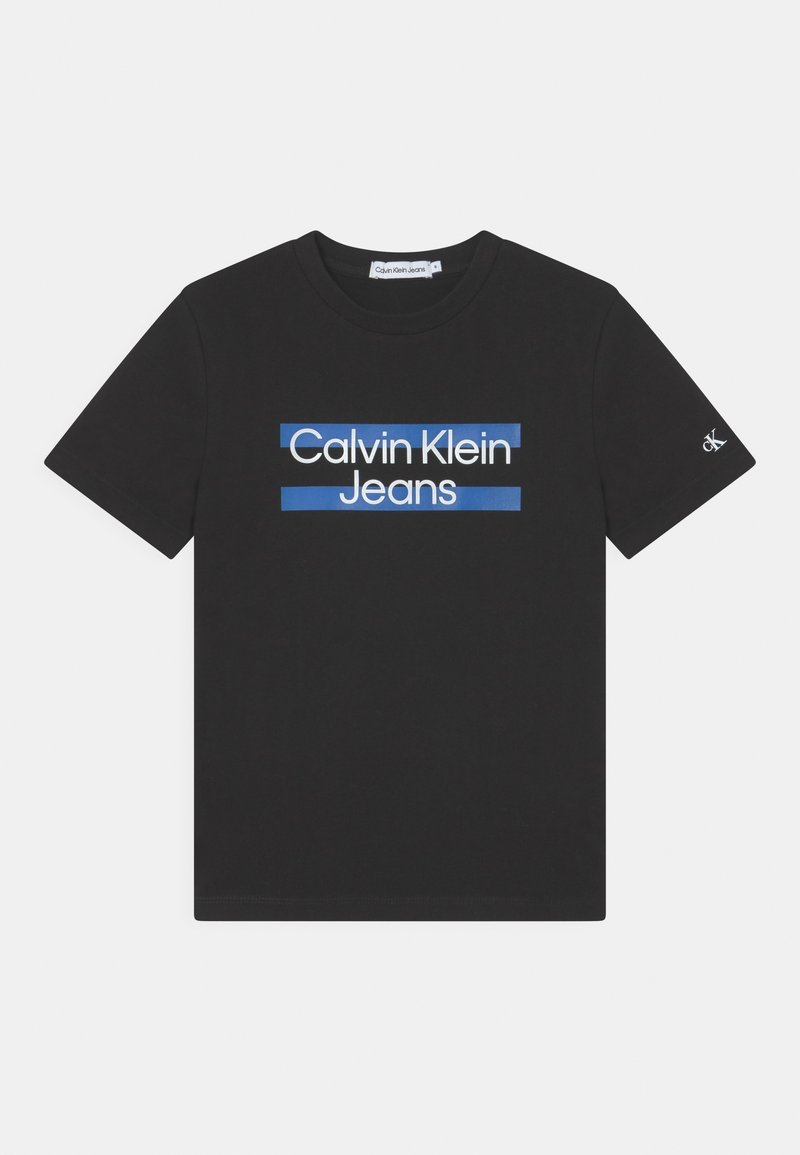 Camiseta de algodón negra con el texto 'Calvin Klein Jeans' en blanco y azul en la parte frontal, cuello redondo y mangas cortas con un acento de logo.