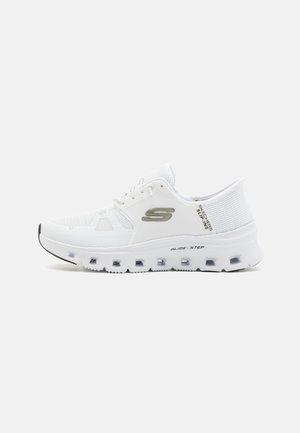 Weißer Sportschuh mit einem atmungsaktiven Mesh-Obermaterial, runder Zehenpartie, Schnürung vorne, gepolsterter Sohle mit Ausschnitten und Markenlogo an der Seite.