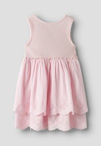 Robe rose avec un haut côtelé et une jupe fluide. Présente une taille froncée et un ourlet festonné avec des détails en œillets.