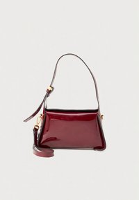 Maža blizgi tamsiai raudona rankinė su viršutine rankena ir nuimamu petnešos dirželiu, puošta auksinio tono detalėmis ir turinti struktūruotą stačiakampio formą.