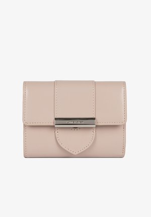 Portefeuille en cuir rose clair avec une fermeture à pression, présentant un accent métallique et un détail festonné en bas. Texture lisse et design compact.